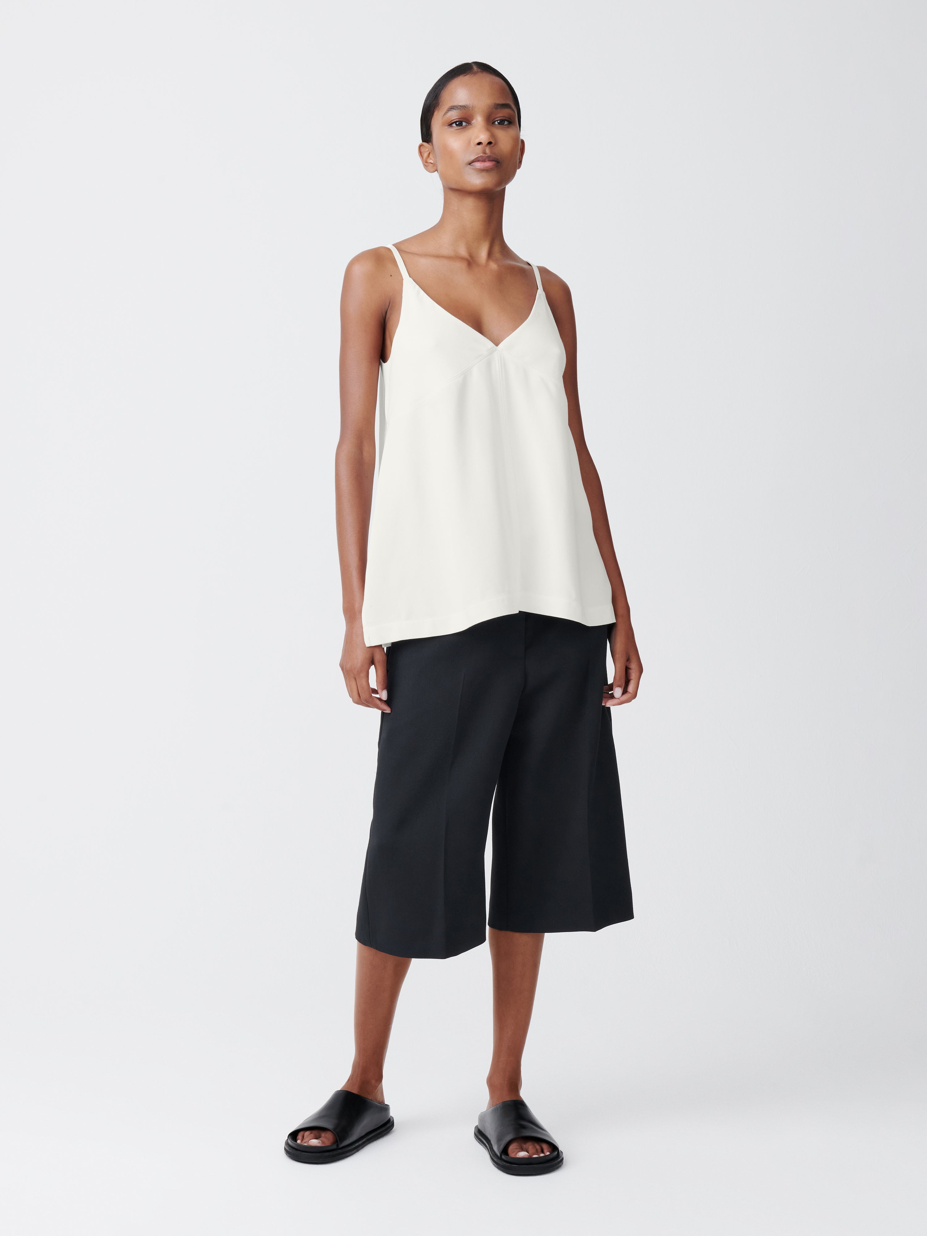 Kamet Viscose Short in Darkest Navy