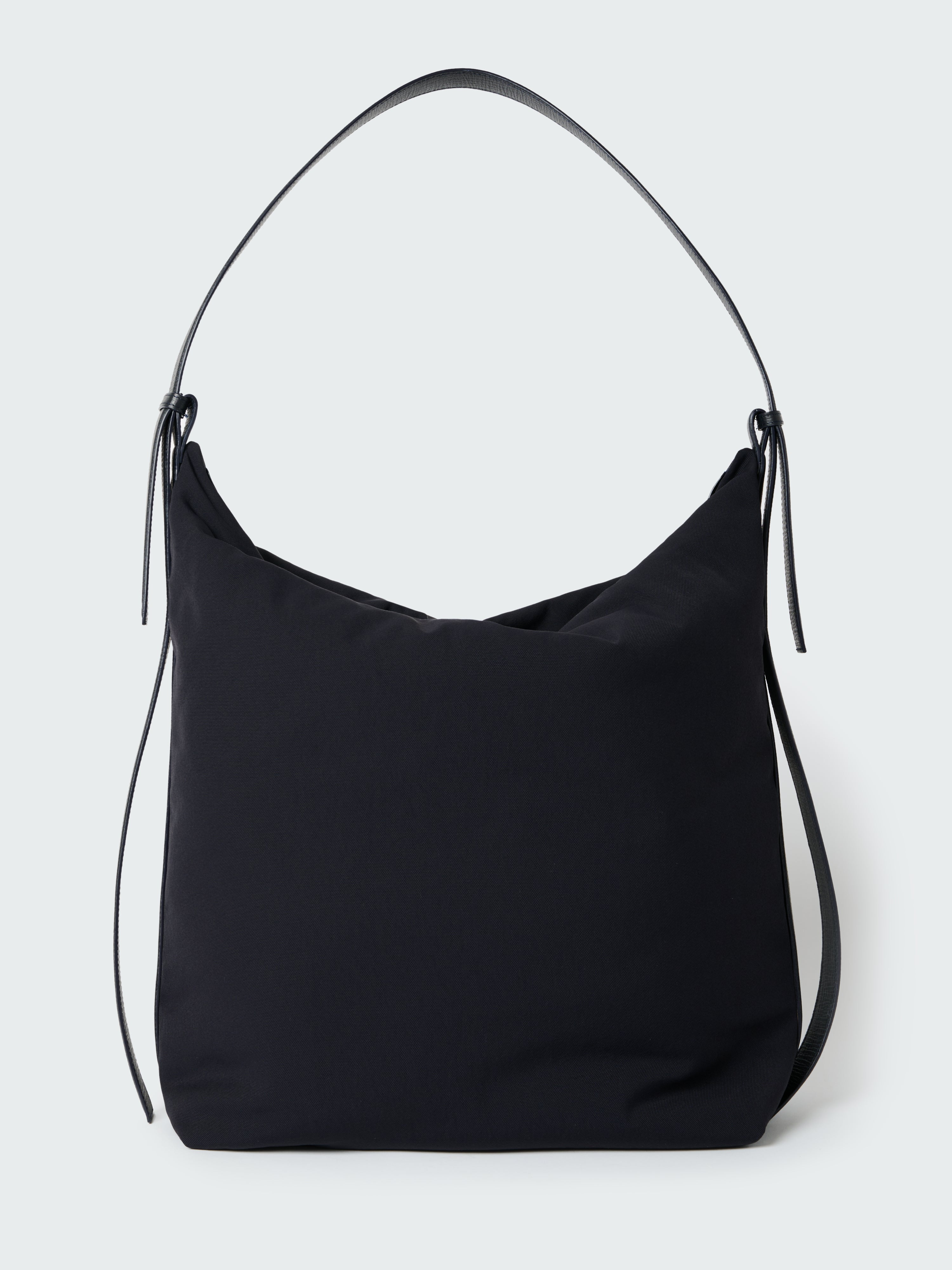 Airport Bag Large in Darkest Navy