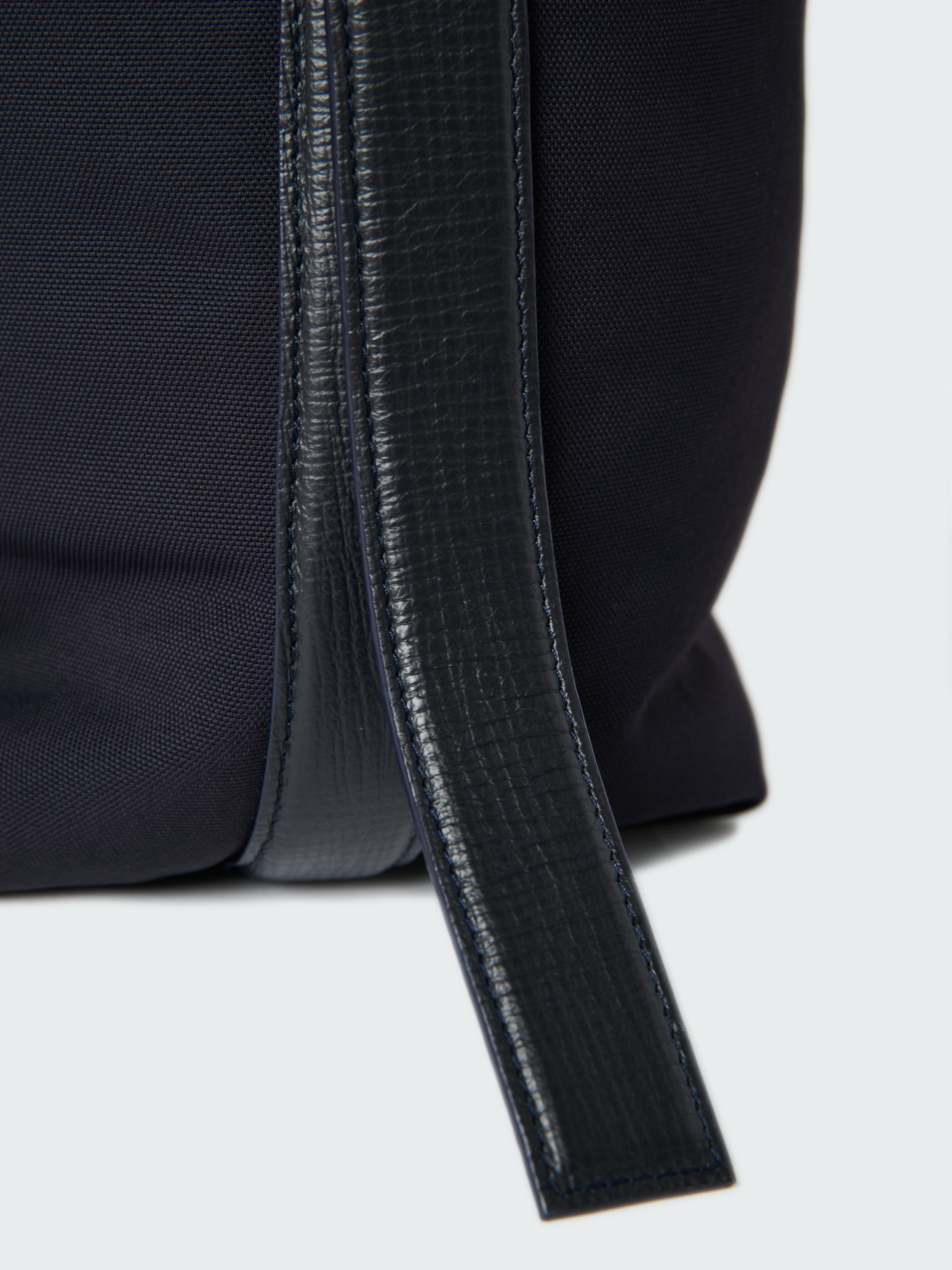 Airport Bag Large in Darkest Navy