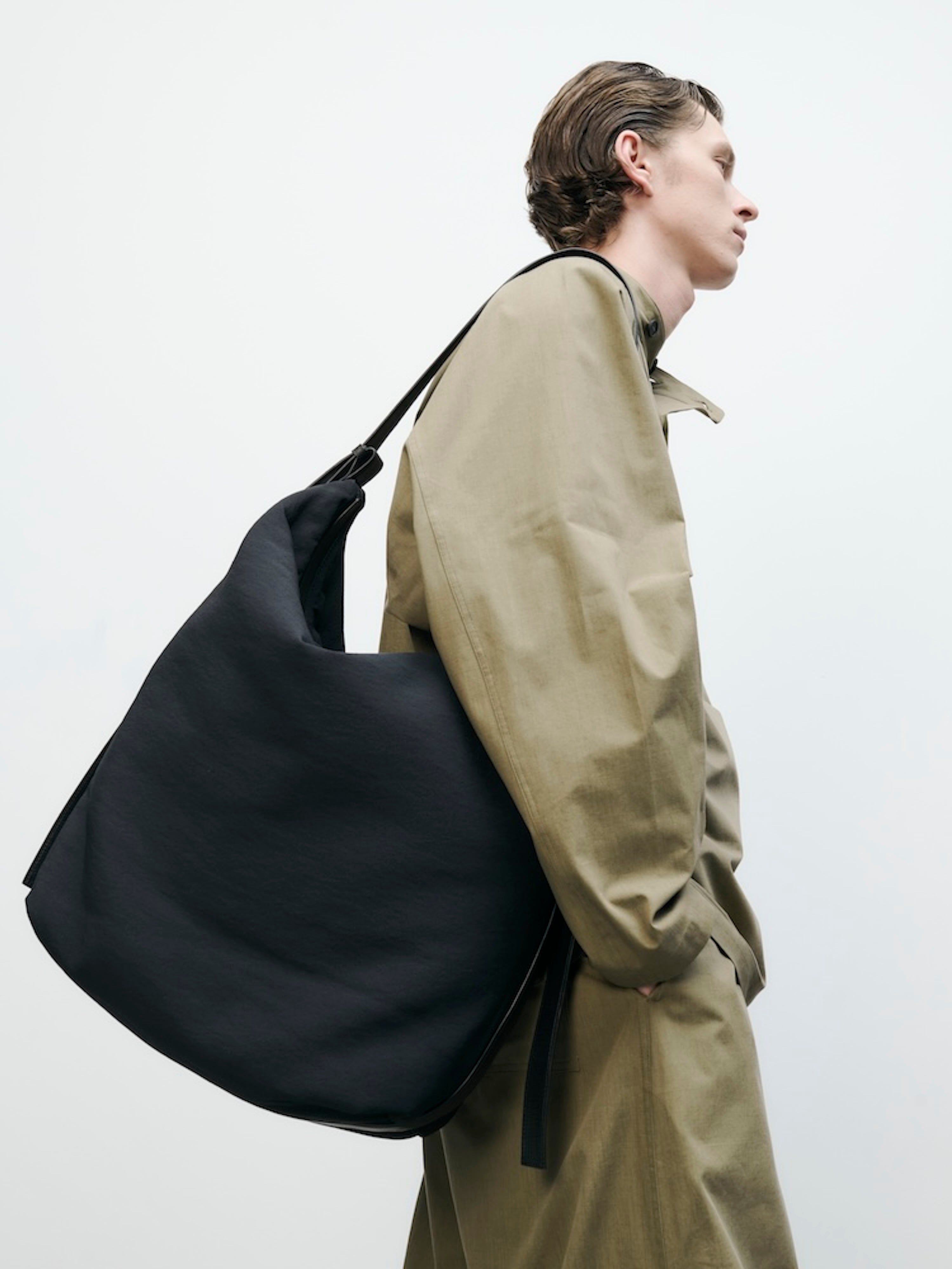 Airport Bag Large in Darkest Navy