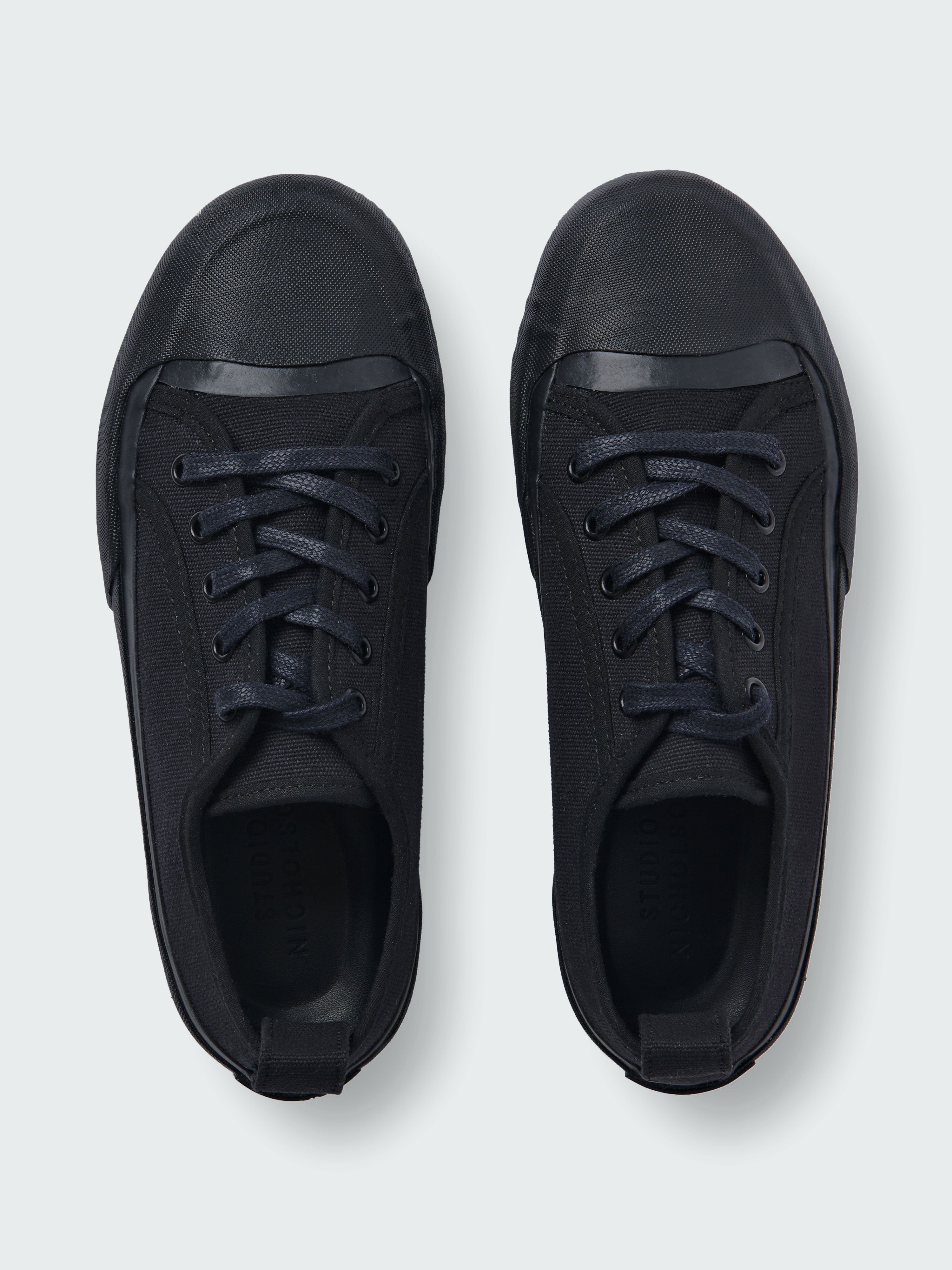 Byrd Canvas Shoe in Darkest Navy